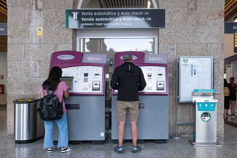 La huelga general en apoyo a Palestina suprime un tren A Coruña-Vigo