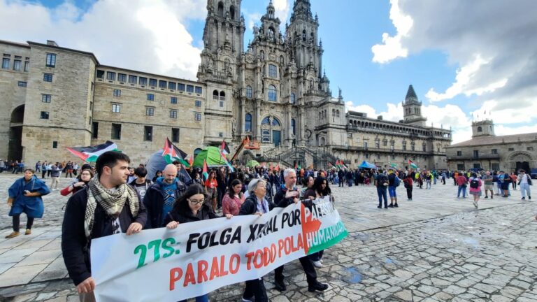 Decenas de personas protestan en Santiago por la situación en Palestina en una jornada de huelga general