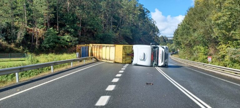 Restablecida la circulación en la carretera N-525 a su por A Susana, Santiago, tras el vuelco de un camión