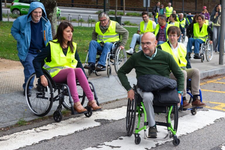 La conselleira Allegue se monta en una silla de ruedas para remarcar «el compromiso» de la Xunta con la accesibilidad