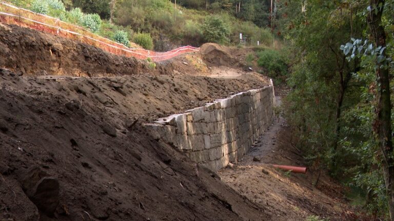 Oposición vecinal al eje de movilidad autonómico a orillas del río Sar: «Destruye el Bosque del Banquete de Conxo»