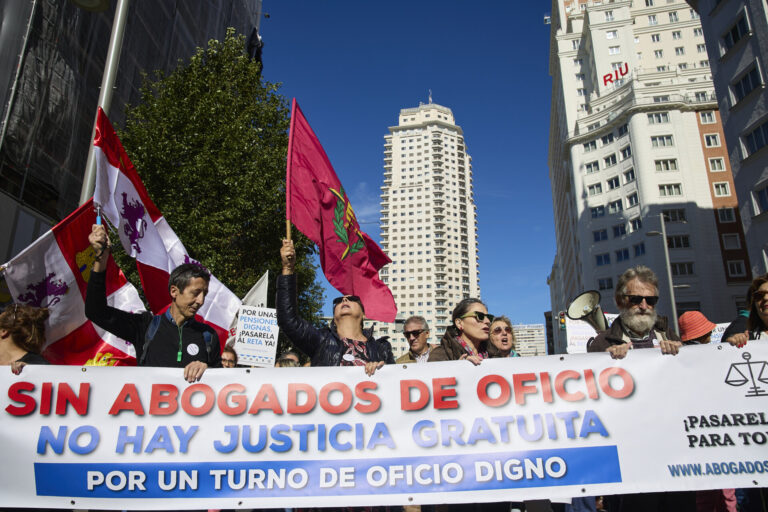 Miles de abogados afectados por la mutualidad, incluidos gallegos, protestan en Madrid para pedir pensiones dignas