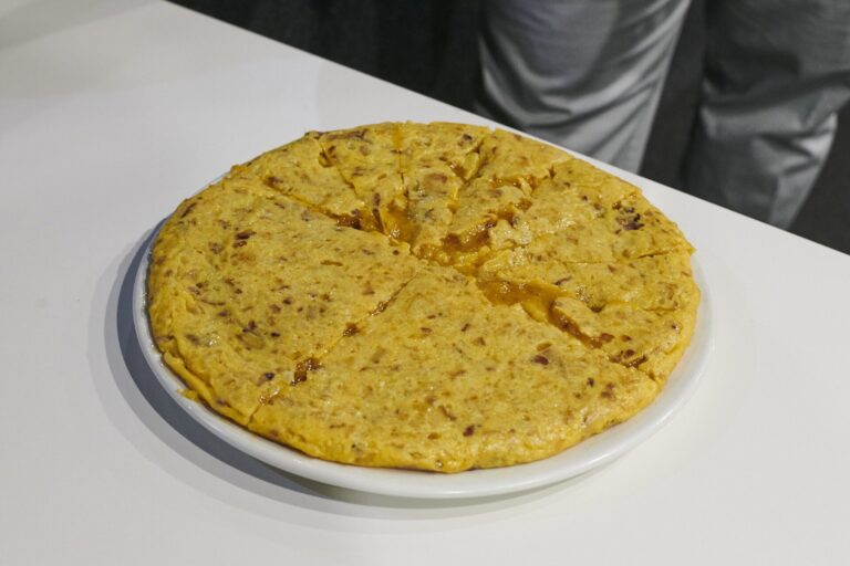 Cinco tortillas de restaurantes gallegos aspiran este domingo a convertirse en la mejor de España