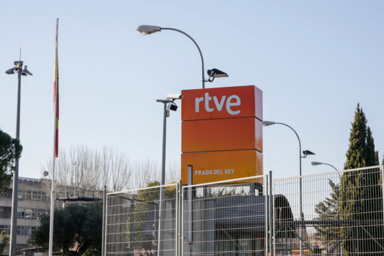 AV.- RTVE aplaza el examen de oposición para periodistas de hoy por «una filtración de las preguntas»