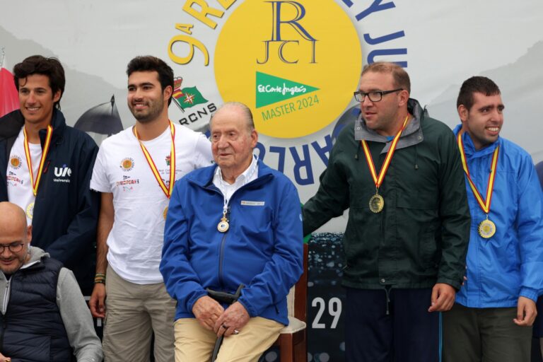 Juan Carlos I recibe en Sanxenxo la primera medalla de oro que concede la Federación Gallega de Vela