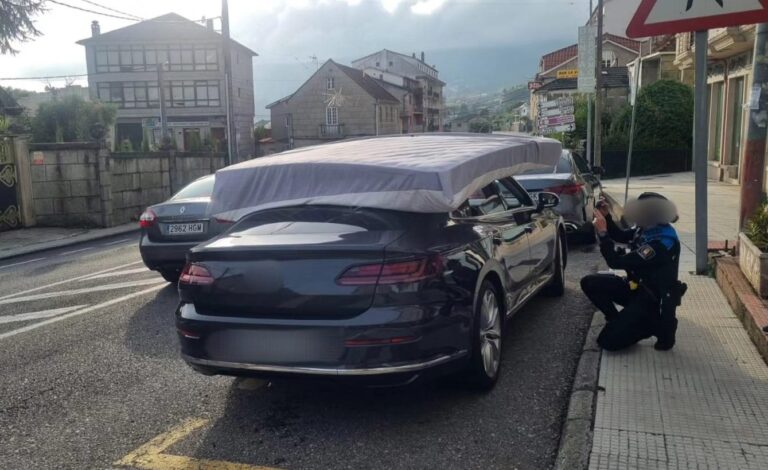 Multados en Poio (Pontevedra) por llevar un colchón sobre el techo de un vehículo sujeto con las manos