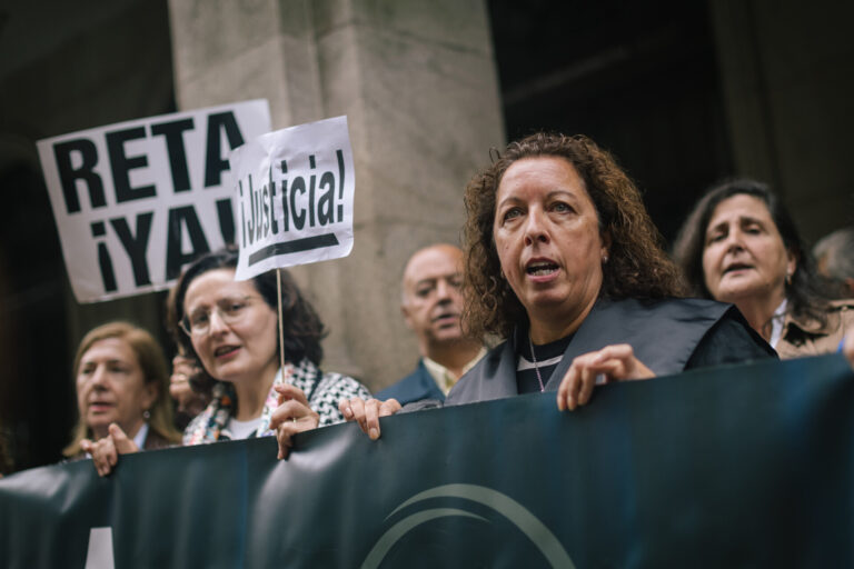 Una veintena de abogados afectados por la mutualidad protestan ante un acto de Elma Saiz en Santiago