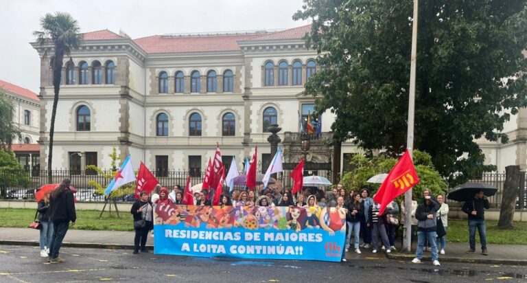 Trabajadores de residencias privadas se movilizan en Santiago para exigir la equiparación salarial con el sector público