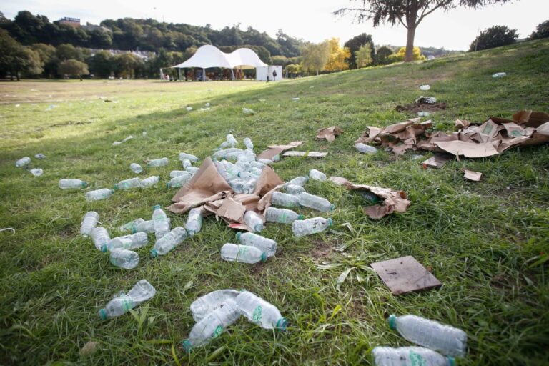 Izquierda Unida Lugo denuncia el «estado de suciedad» del parque del río Miño tras la celebración del Caudal Fest