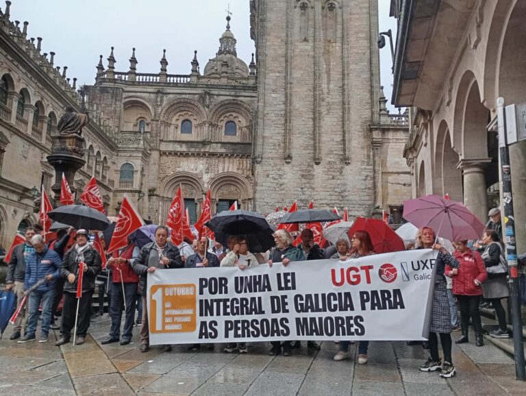 Decenas de pensionistas se manifiestan en Santiago por una ley que blinde sus derechos y reclaman «más respeto»