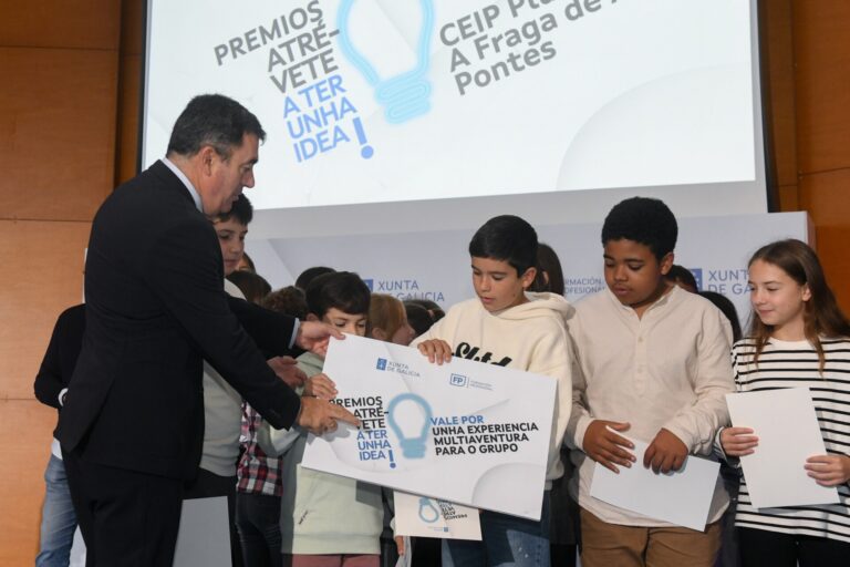 Román Rodríguez elogia la creatividad de los 77 alumnos premiados en el concurso ‘Atrévete a ter unha idea!’