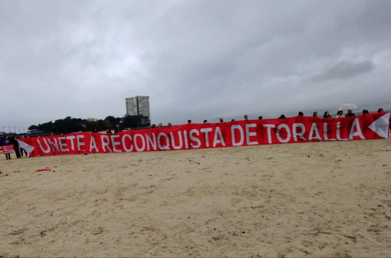 Nueva concentración en la playa viguesa de O Vao para reclamar «acceso libre» a la isla de Toralla