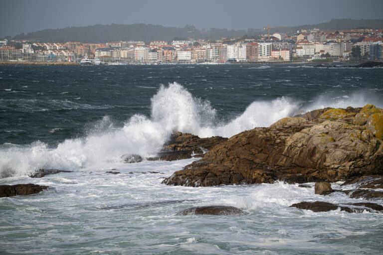 Avisos en casi toda Galicia este martes por lluvia, viento y temporal costero con la entrada de ‘Kirk’