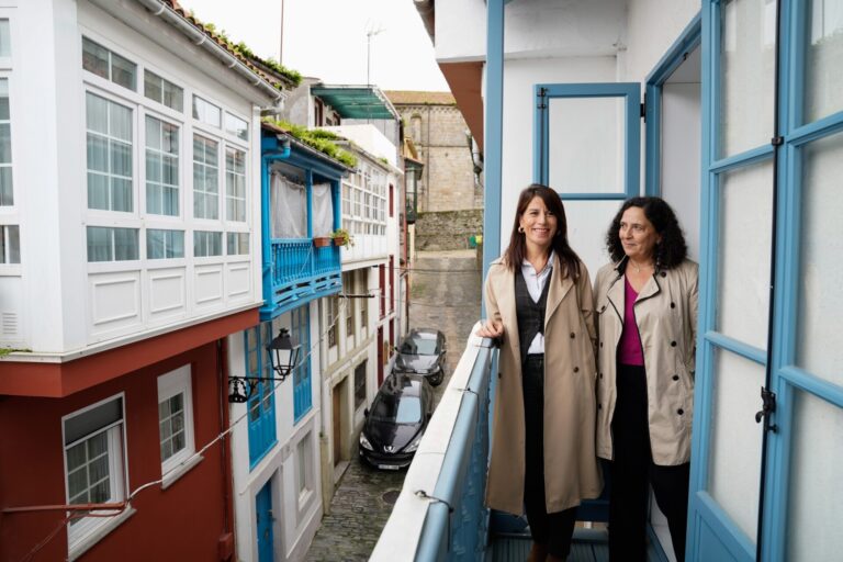 La Xunta entrega dos nuevas viviendas de alquiler social rehabilitadas en el casco histórico de Betanzos