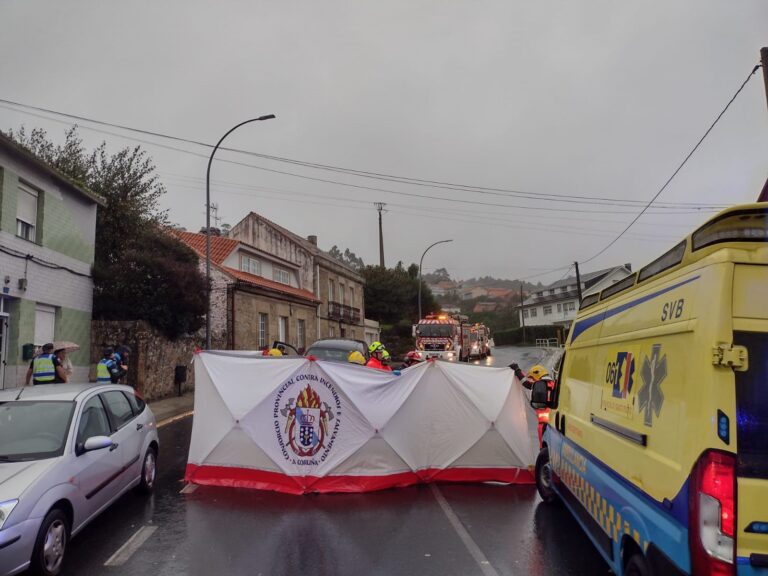 Muere un hombre en un accidente de tráfico en Ribeira (A Coruña) que deja otros dos heridos