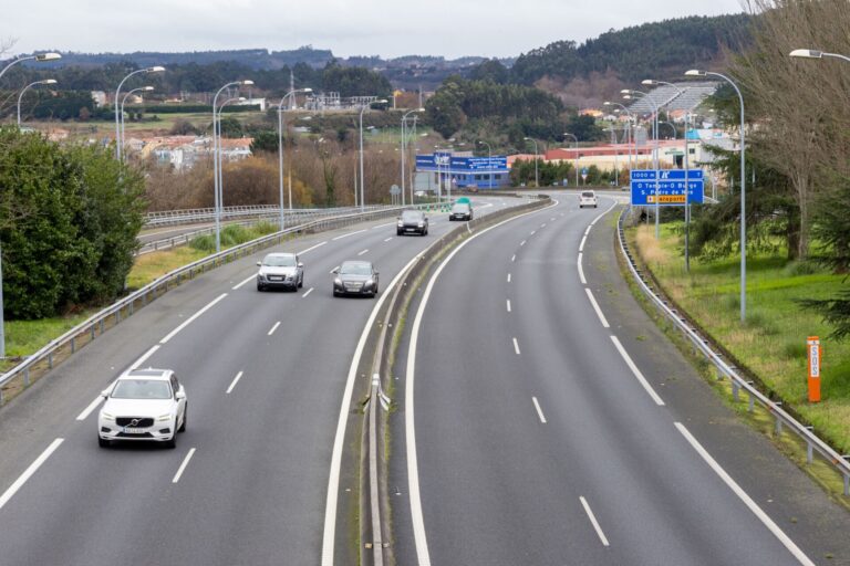 Pleno.- La AP-9 enfrenta a Pontón y Rueda, que la reta a «ponerse brava» con el PSOE si se opone al traspaso en Madrid