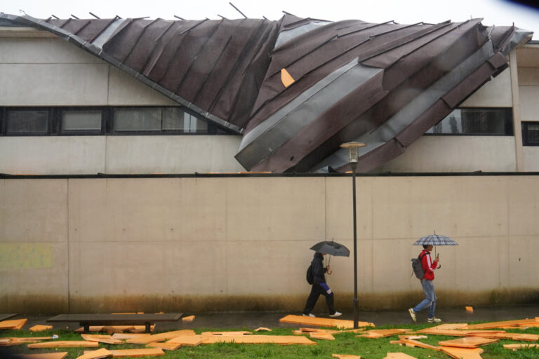 El temporal deja árboles caídos en Santiago, levanta parte del tejado del conservatorio de música y carreteras cortadas