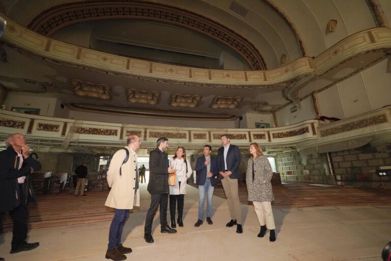 Xunta y Diputación de Pontevedra ensalzan el perfil del arquitecto César Portela para la reforma del Teatro Fraga