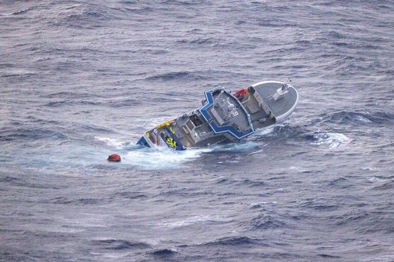 Un fallo en una compuerta del ‘Argos Georgia’ inició la vía de agua que lo hundió al tener puertas internas abiertas