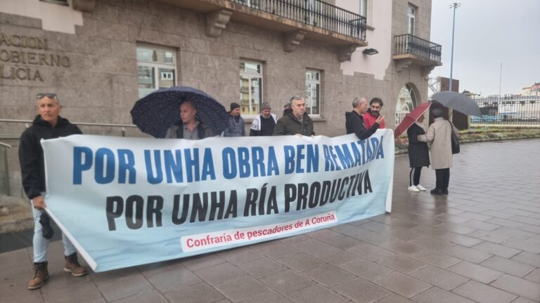 Pesca.- Mariscadores de la ría de O Burgo secundan una nueva protesta en demanda de ayudas tras el dragado