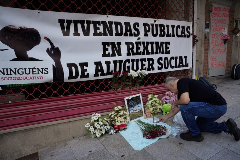 Decenas de personas denuncian en Vigo el olvido de la tragedia del incendio en el que murieron tres niños y su madre