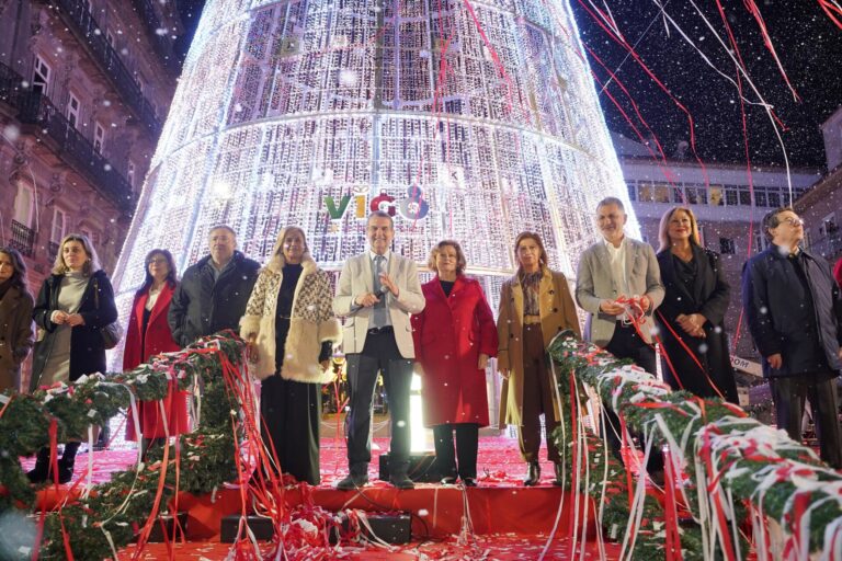 Vigo comienza el montaje de su árbol gigante y perfila «la mejor Navidad que se hizo nunca en el planeta»