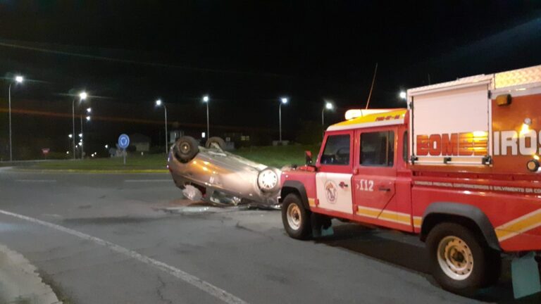 Herido un conductor tras volcar su coche en una rotonda en Cee