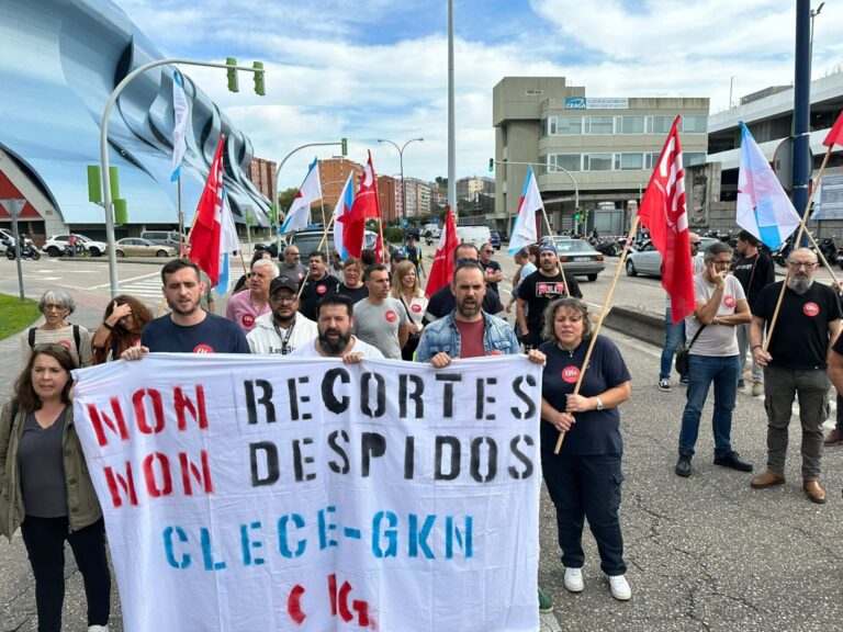 Personal de Clece que se encarga de la limpieza en GKN de Vigo se manifiesta contra la precarización de sus condiciones