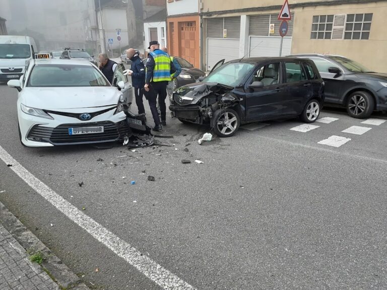 Un ataque de tos de una conductora le hace perder el control y colisionar contra otro coche en Lugo