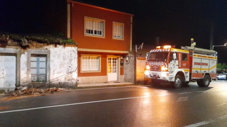 El derrumbe de parte de un tejado sobre una carretera obliga a intervenir a los bomberos en Pobra do Caramiñal