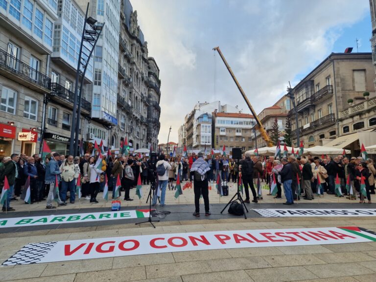 Unas cien personas derriban en Vigo «el muro de la vergüenza» por el bloqueo de Gaza y piden la liberación de Palestina