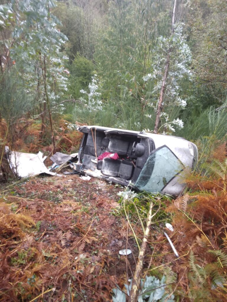 Herida una mujer tras volcar el vehículo en el que circulaba en Toques (A Coruña)