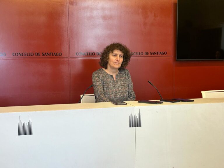 La alcaldesa denuncia que Santiago «no es tratada como merece» en los presupuestos y ve «imprecisa» la tasa turística