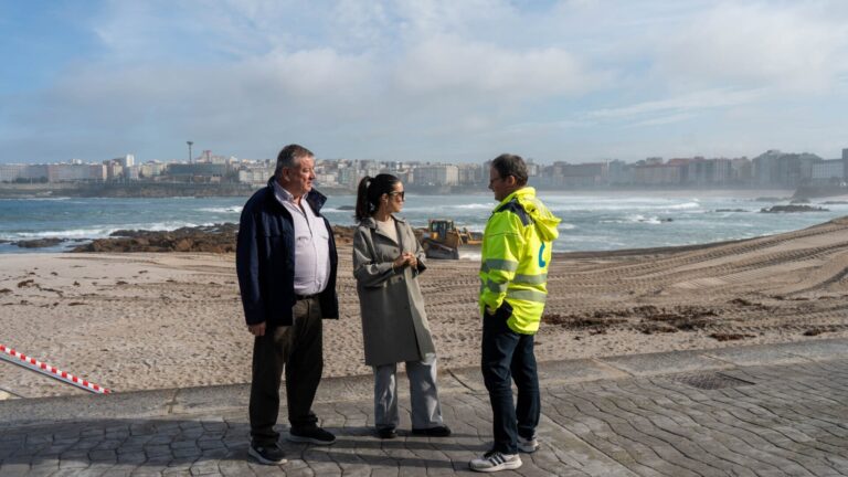 Arrancan los trabajos para levantar la duna de Riazor, que protegerá el Paseo Marítimo de los temporales de invierno