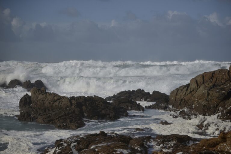 Rescatan a tres tripulantes de un pesquero gallego que sufrió una vía de agua entre Cíes y Ons