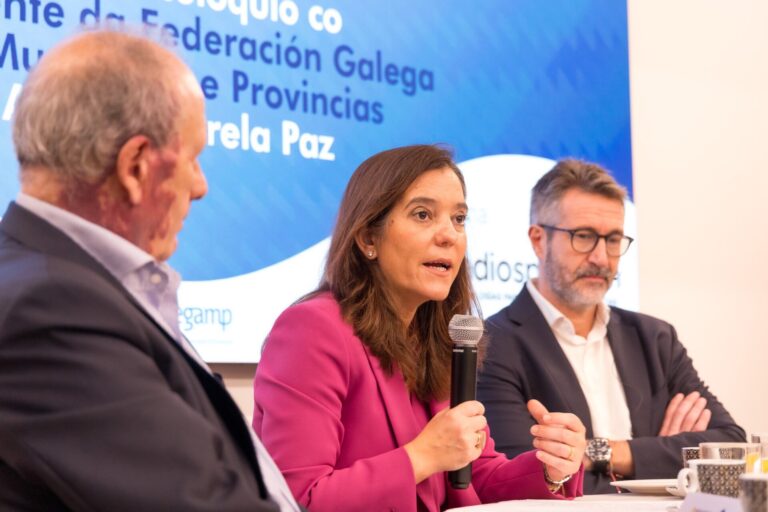 La alcaldesa de A Coruña urge recursos a los ayuntamientos: «La política de cercanías padece de falta de financiación»