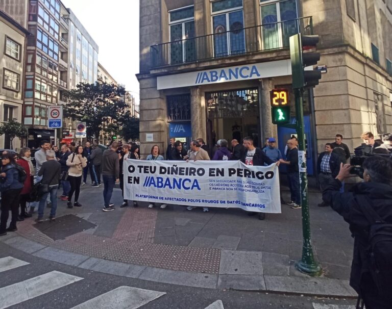 Una concentración en Santiago denuncia que Abanca «se niega» a devolver el dinero a «multitud» de clientes estafados