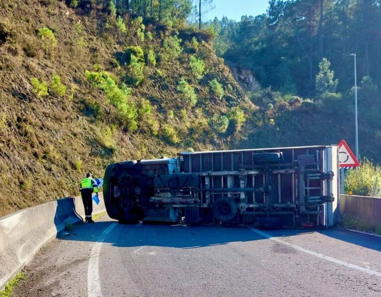 Vuelca un camión en un acceso a la A-52 en Ourense y el conductor, que resultó ileso, da positivo en alcohol y drogas