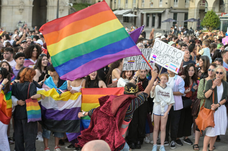 La Diputación de A Coruña pide incrementar acciones contra la «LGTBIfobia» y muestra su apoyo a la familia de Samuel