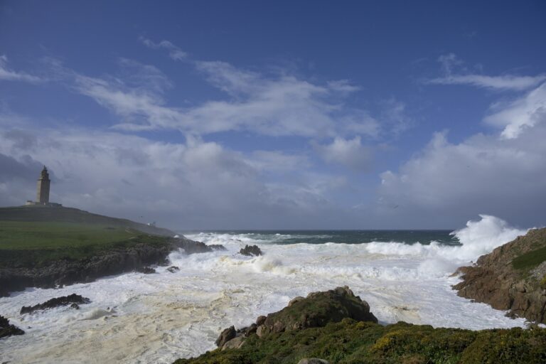 Lluvia, viento y olas ponen este sábado en aviso a 18 provincias, entre ellas Lugo y A Coruña