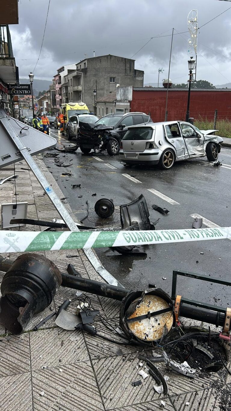 Herido el conductor de un vehículo que se salió de la vía en Sanxenxo y chocó contra otro estacionado y tiró una farola