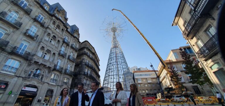 Vigo culmina el montaje del árbol de Navidad, que «llegará a Marte», en un bosque luminoso que «dará la vuelta al mundo»