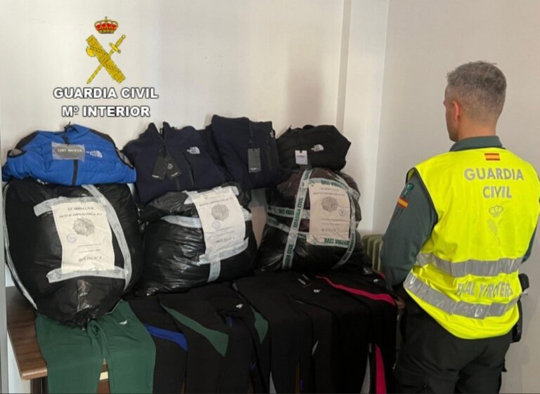 Un control de la Guardia Civil en Tui (Pontevedra) intercepta ropa falsificada y marisco ilegal procedentes de Portugal