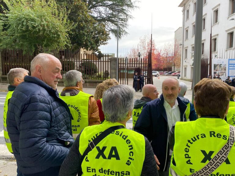 El PP de Becerreá y vecinos exigen al presidente de la Diputación de Lugo la apertura del centro comarcal de mayores