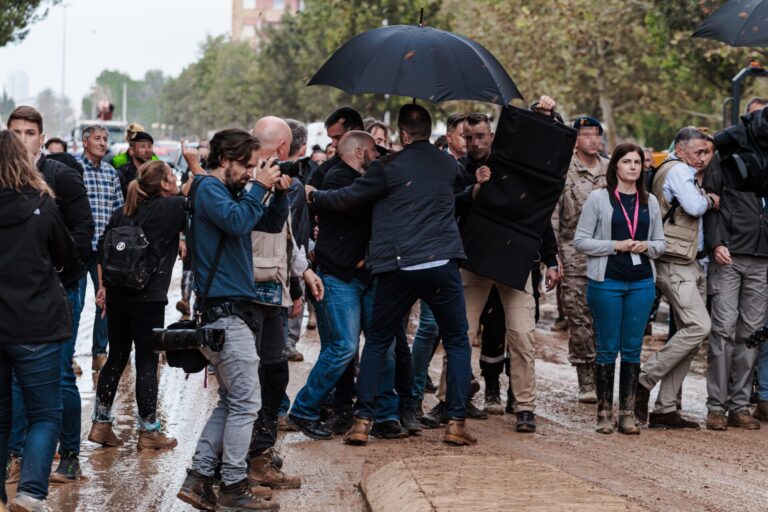 Temporal.- Carmen Calvo espera que los autores de los disturbios en Paiporta «rindan ante la justicia»