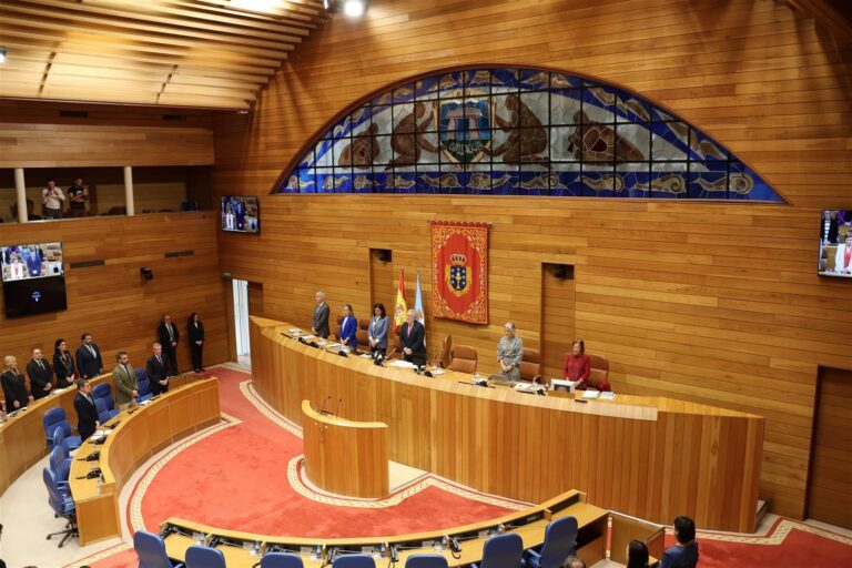 El Parlamento gallego arranca el pleno con un minuto de silencio por las víctimas de la DANA