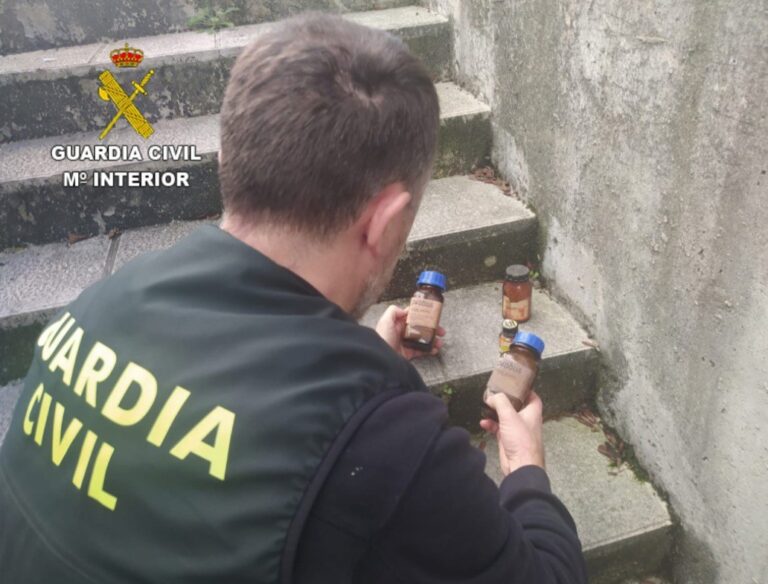 La Guardia Civil recoge en institutos de Pontevedra y Ourense un ácido distribuido en laboratorios hace 30 años y tóxico