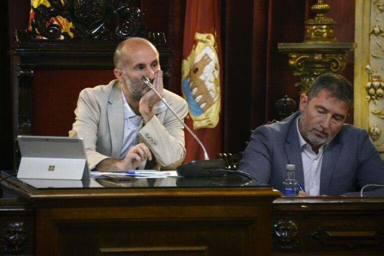 El PP facilita aprobar las modificaciones de crédito de Jácome, con críticas de los trabajadores por «alta traición»