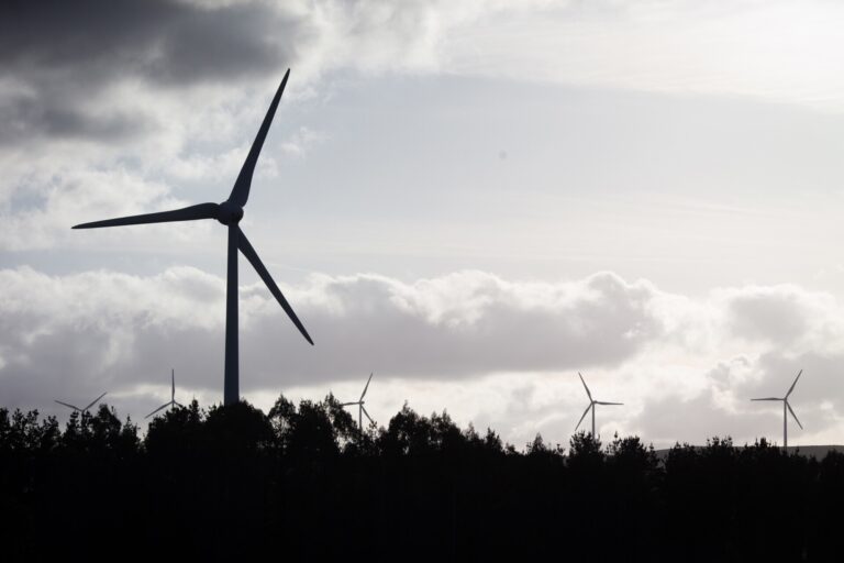 La patronal eólica española carga de nuevo contra la Xunta: alerta de sanciones por la «expropiación» del 50% de energía