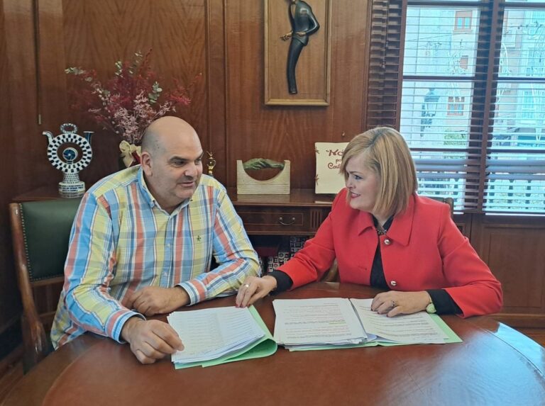 Alberto Álvarez toma posesión como concejal en Redondela (Pontevedra) tras la salida de Pilar Martínez